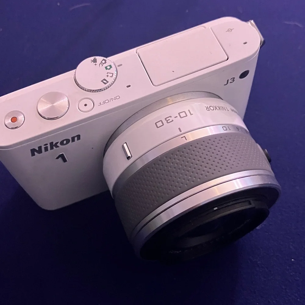 Nikon 1 J1 Camera (white)